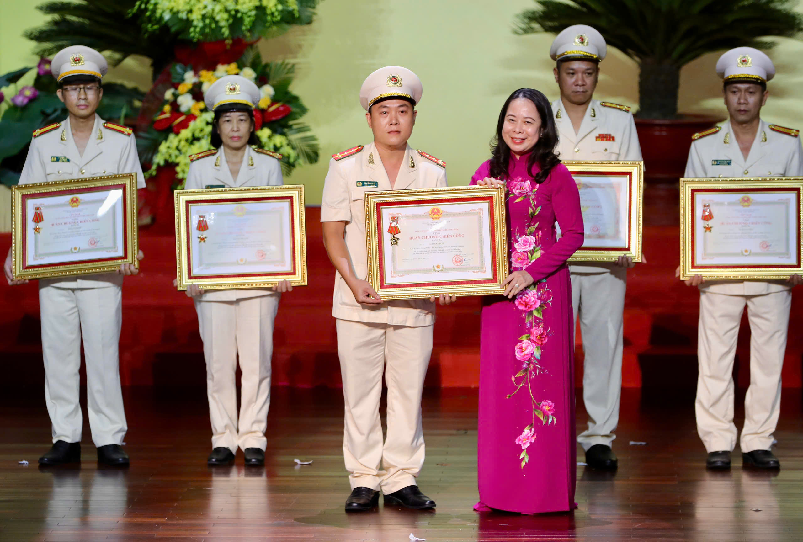 Trưởng phòng Cảnh sát Kinh tế Công an TP HCM nhận Huân chương Quân công hạng Ba - Ảnh 5.