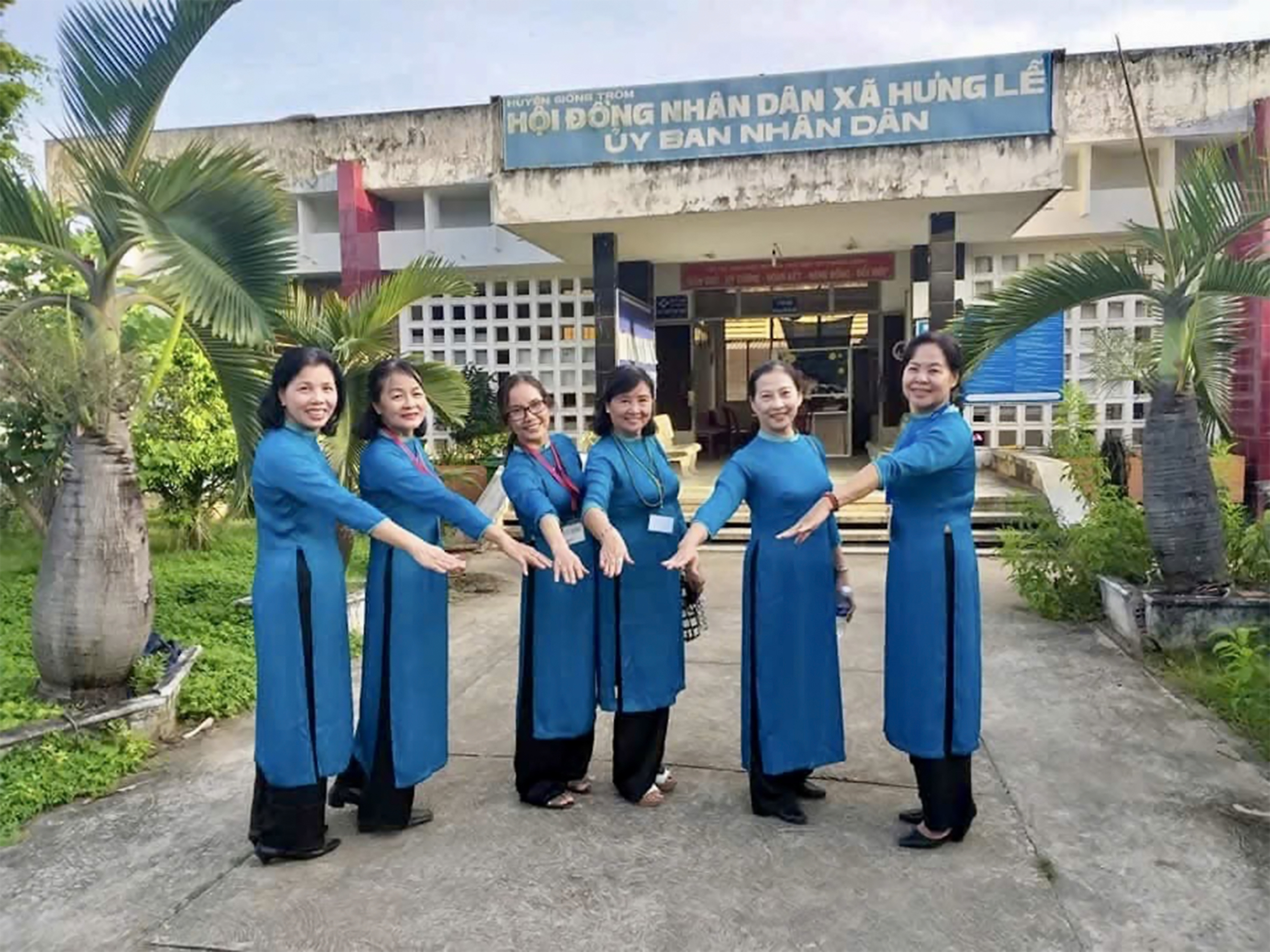 NGƯỜI THẦY KÍNH YÊU: Những cô giáo TP HCM bền bỉ chở sách lên non - Ảnh 2.