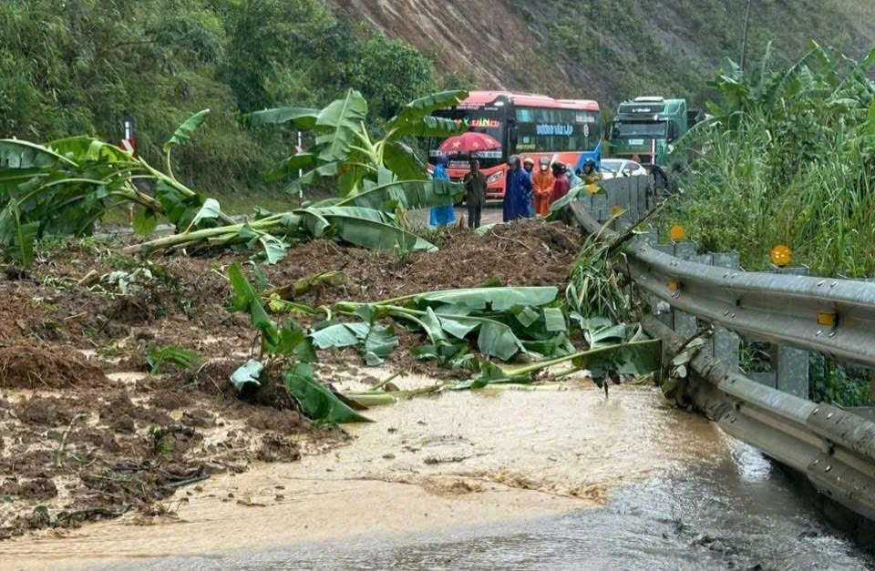 Miền Trung: Thủy điện xả lũ, hạ du lo ngập sâu - Ảnh 1.