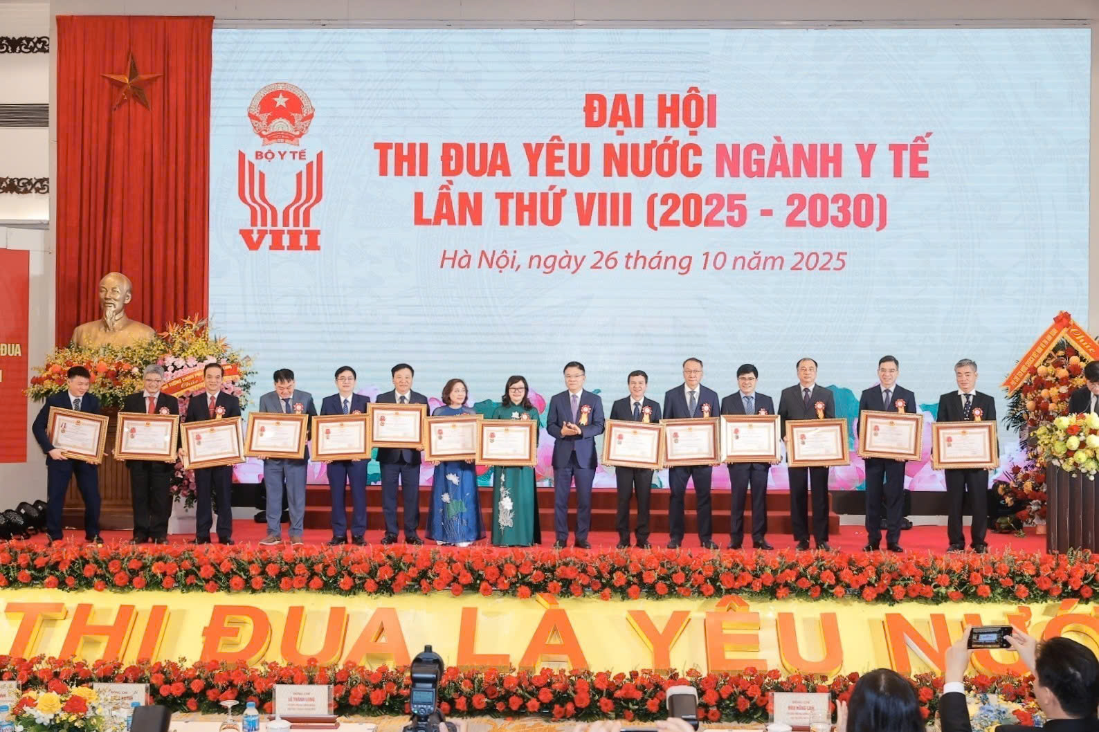 Ngành y tế tôn vinh điển hình tiên tiến - Ảnh 1.