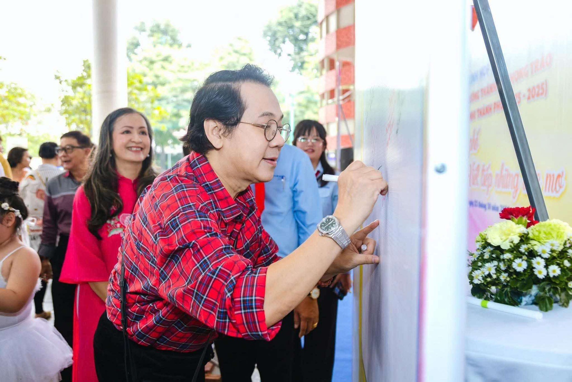 Thành Lộc, Hữu Nghĩa xúc động tại Nhà Thiếu nhi Thành phố - Ảnh 1.