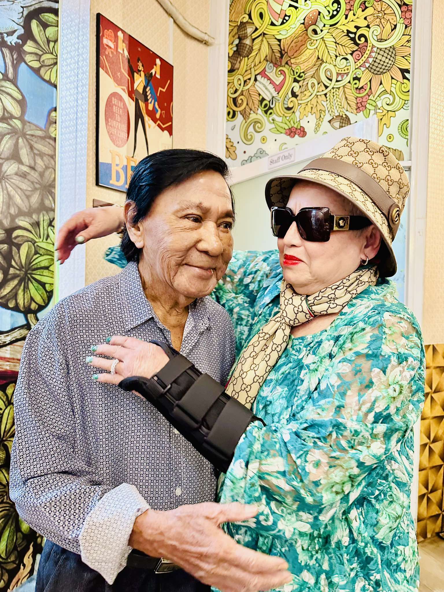 Nghệ sĩ Kiều Lệ Tâm hội ngộ đầy nước mắt với nghệ sĩ Phương Bình - Ảnh 1.