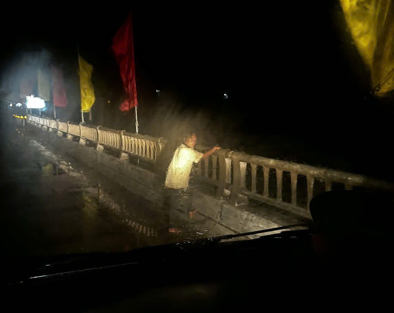 Công an xã Khe Sanh giúp người phụ nữ đứng trên cầu lúc nửa đêm - Ảnh 1. Công an xã Khe Sanh giúp người phụ nữ đứng trên cầu lúc nửa đêm - Ảnh 1.