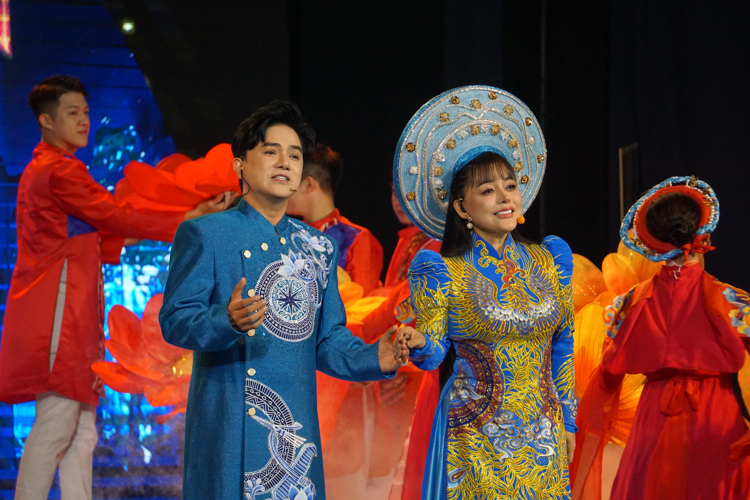 Khán giả cổ vũ Hồng Quyên, Trọng Phúc, Kim Tử Long trong đêm nhạc kịch "Mộng phù hoa" - Ảnh 3.