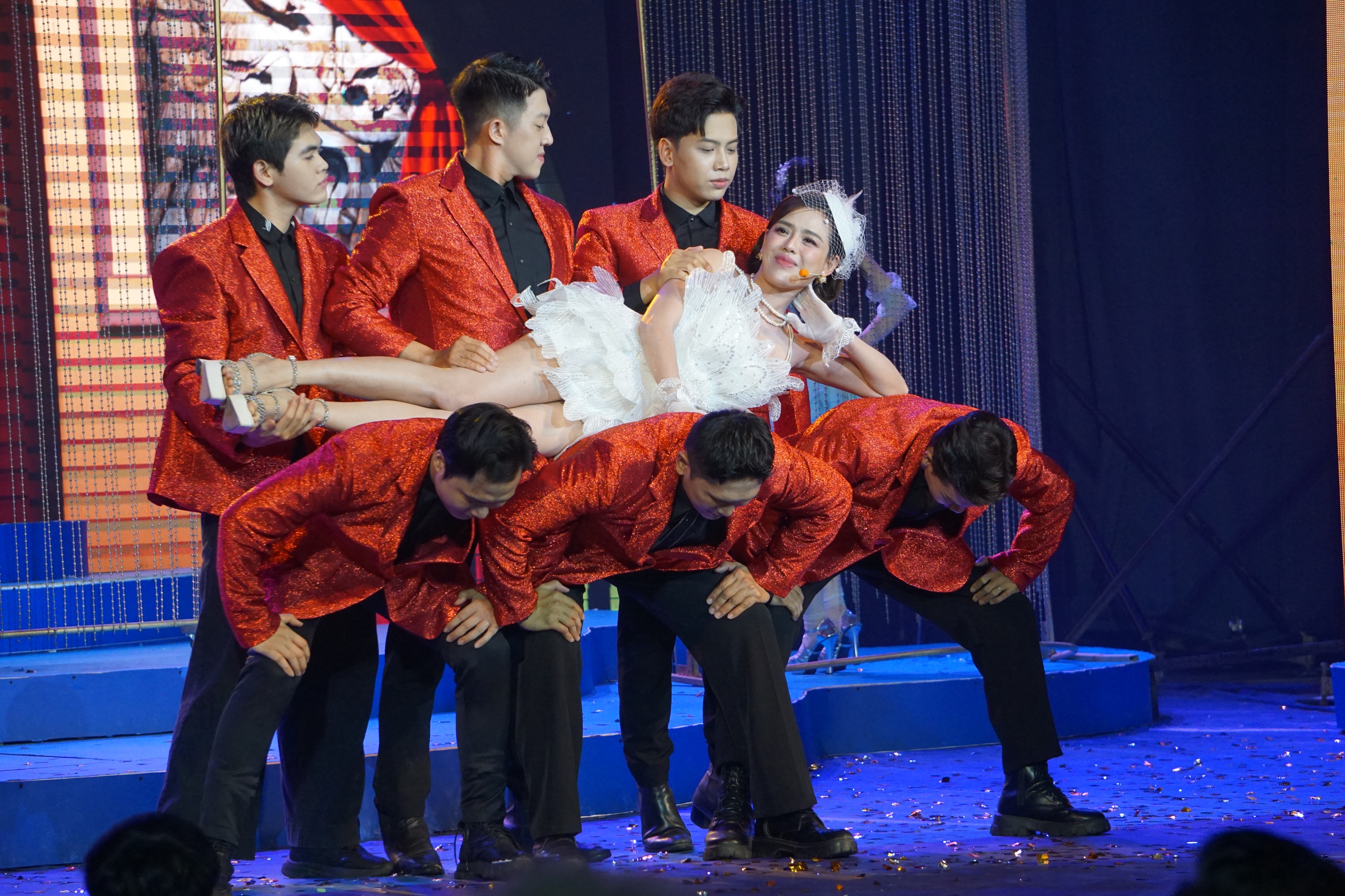 Khán giả cổ vũ Hồng Quyên, Trọng Phúc, Kim Tử Long trong đêm nhạc kịch "Mộng phù hoa" - Ảnh 4.