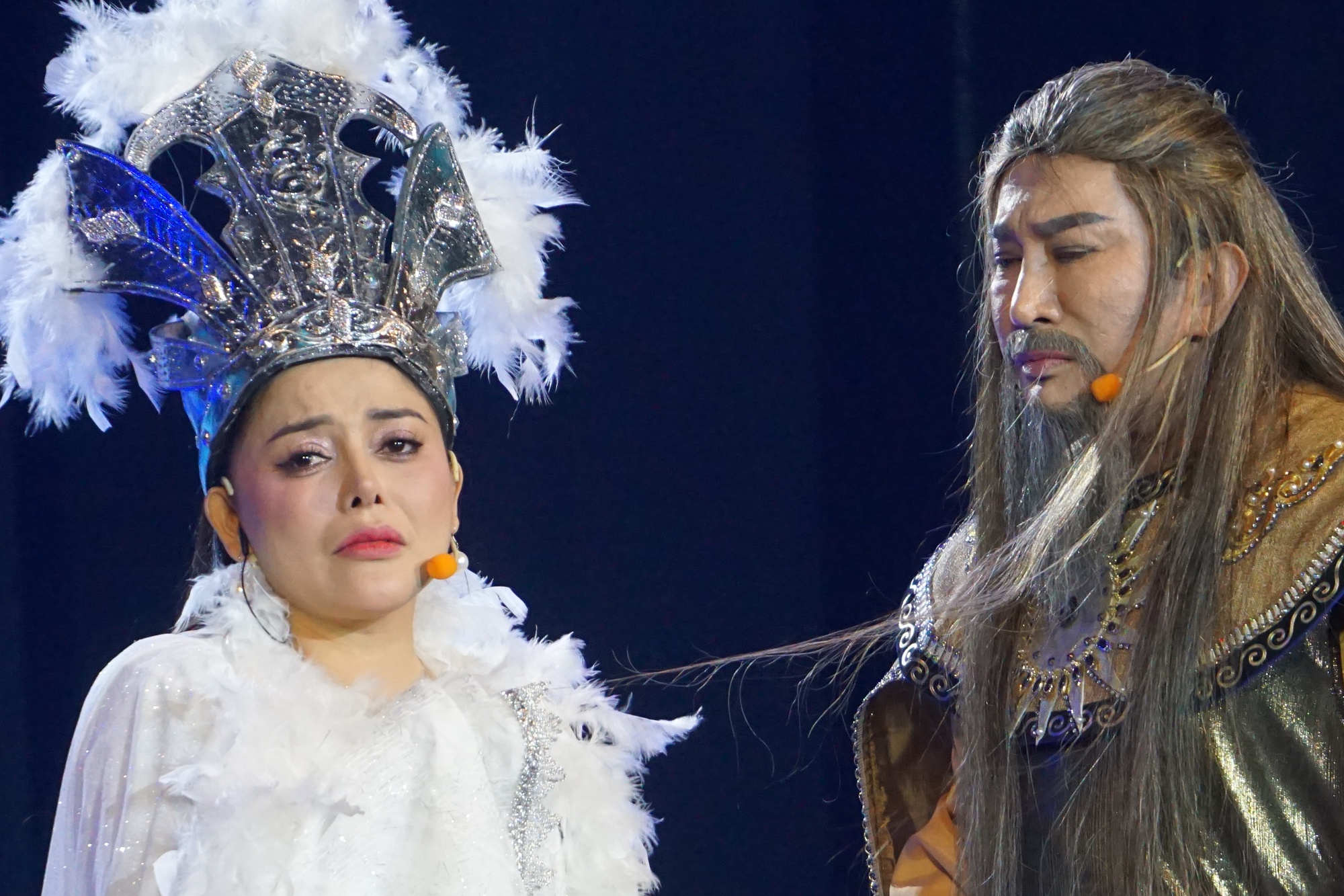 Khán giả cổ vũ Hồng Quyên, Trọng Phúc, Kim Tử Long trong đêm nhạc kịch "Mộng phù hoa" - Ảnh 1.