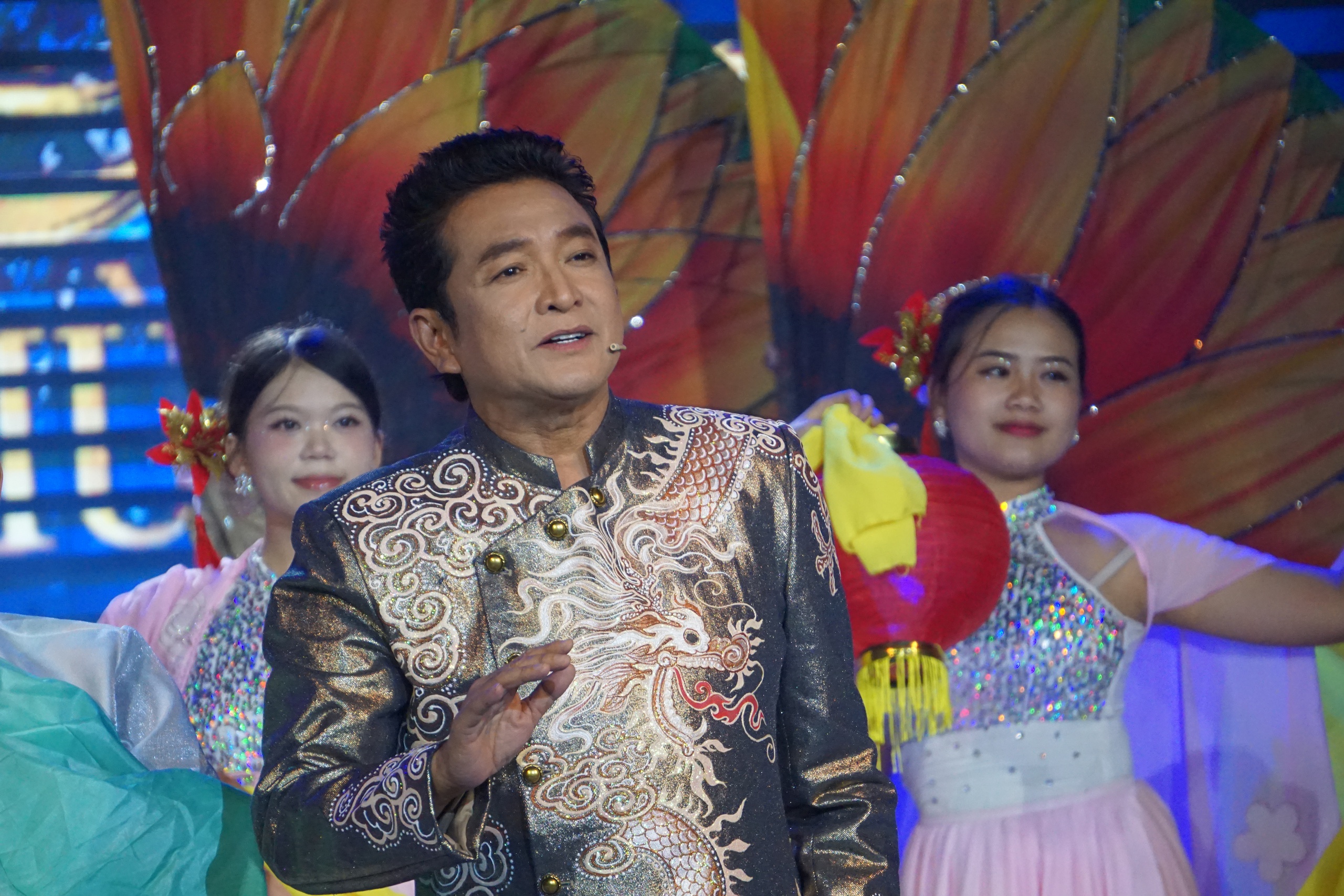 Khán giả cổ vũ Hồng Quyên, Trọng Phúc, Kim Tử Long trong đêm nhạc kịch "Mộng phù hoa" - Ảnh 6.