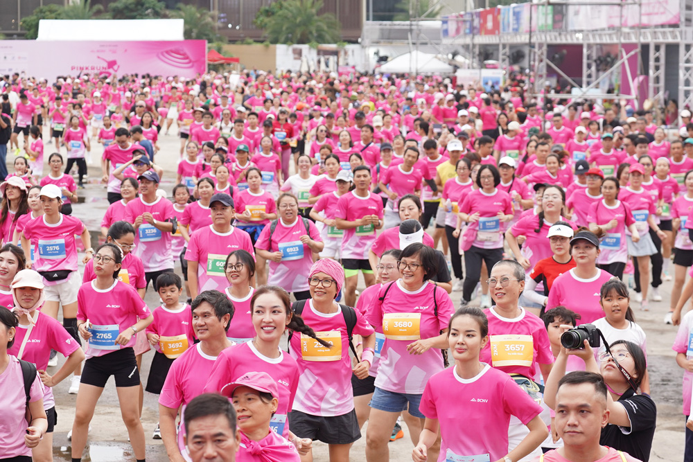 Mais de 5.000 pessoas correram a Pink Run 2025 para espalhar amor - Foto 5. Hơn 5.000 người chạy Pink Run 2025 để lan tỏa yêu thương - Ảnh 2.