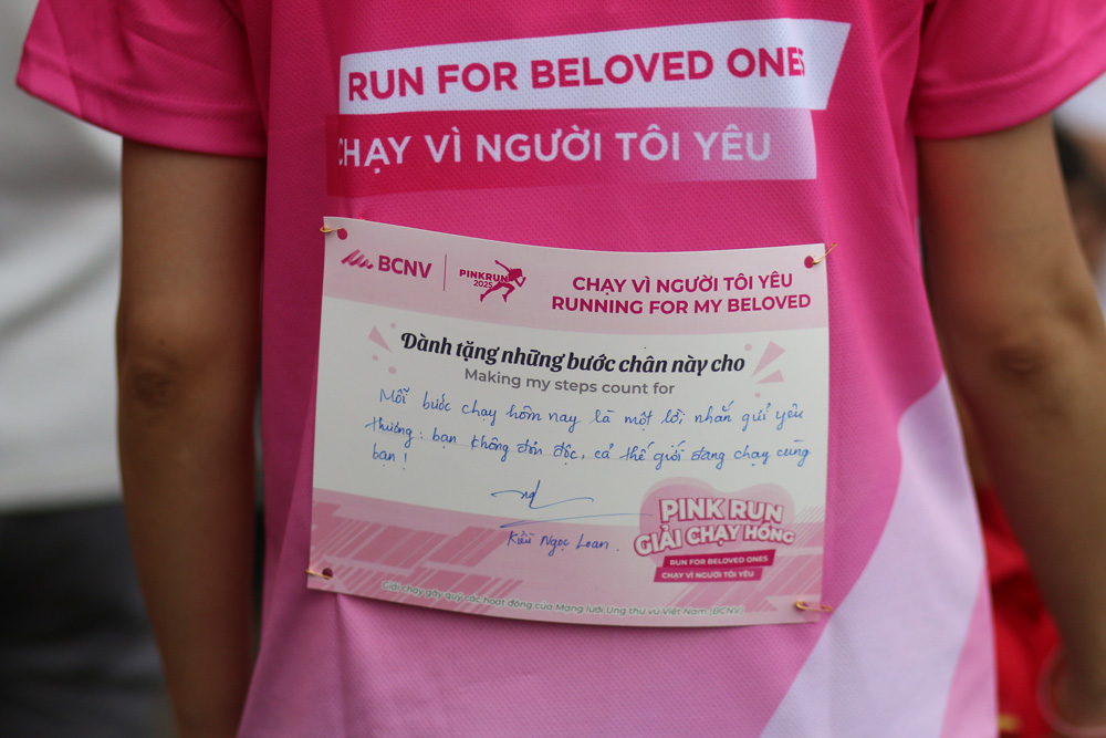Mais de 5.000 pessoas correram a Pink Run 2025 para espalhar amor - Foto 8. Hơn 5.000 người chạy Pink Run 2025 để lan tỏa yêu thương - Ảnh 5.