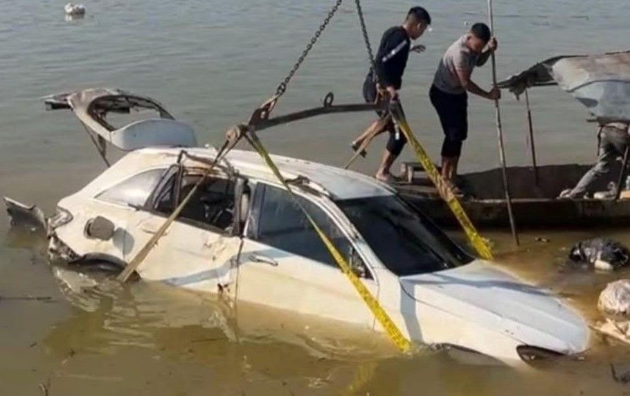 Xe ô tô Mercedes “mất tích” nhiều ngày được tìm thấy dưới sông - Ảnh 1.