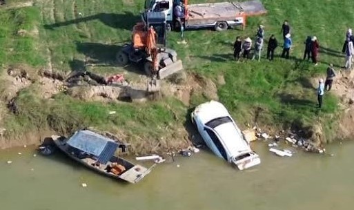 Xe ô tô Mercedes “mất tích” nhiều ngày được tìm thấy dưới sông - Ảnh 2.