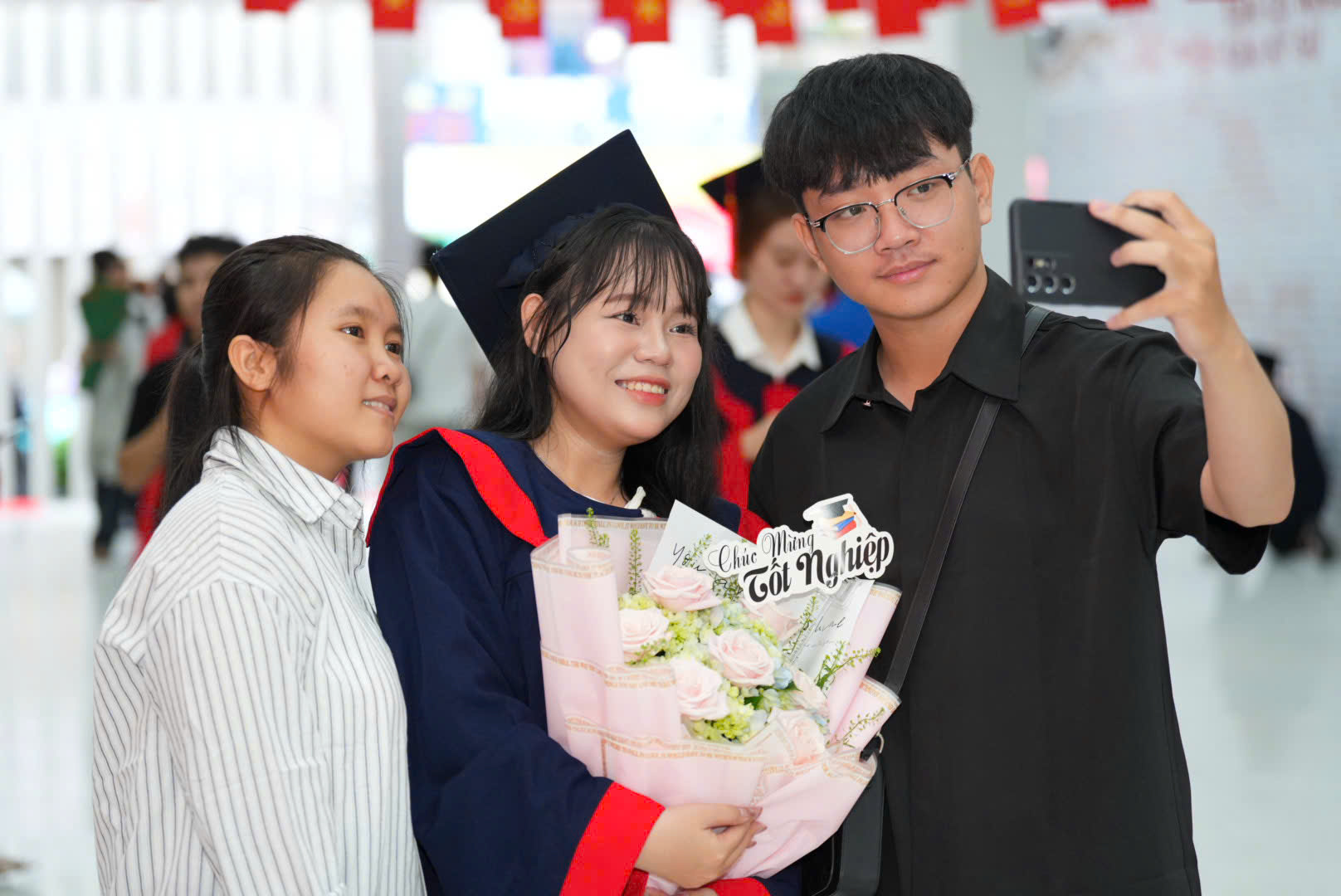 Người học vượt, người học muộn, 2 tân cử nhân "chiếm sóng" vì thành tích ấn tượng - Ảnh 4.