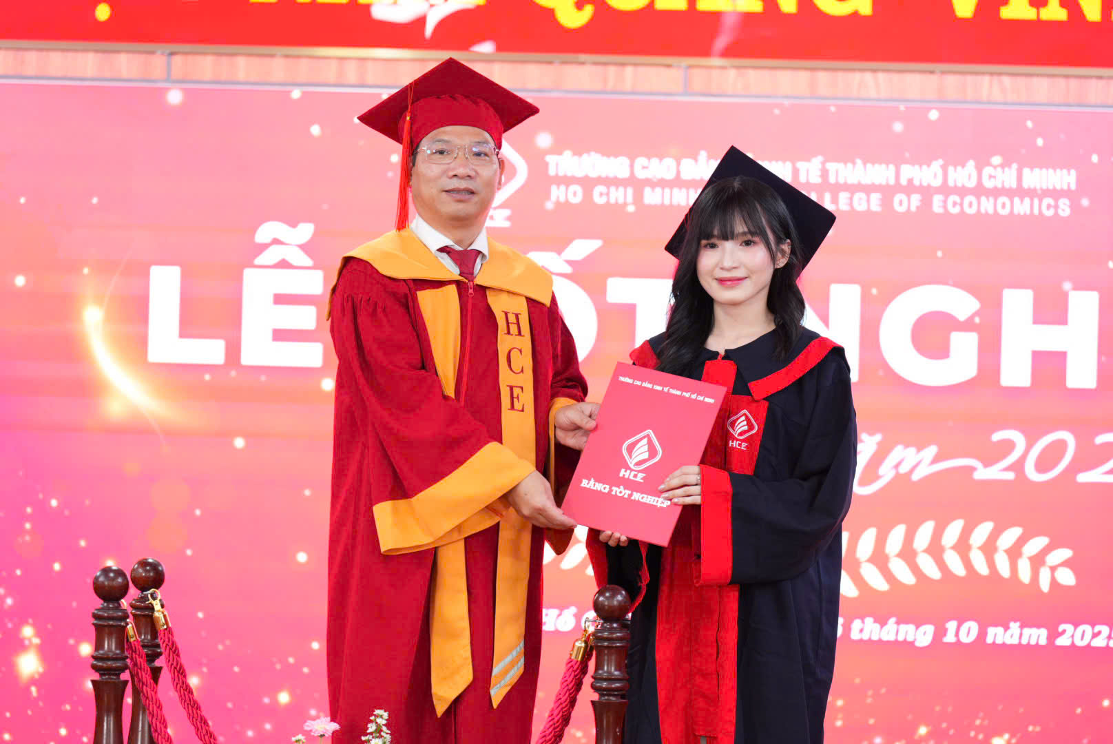 Người học vượt, người học muộn, 2 tân cử nhân "chiếm sóng" vì thành tích ấn tượng - Ảnh 1.