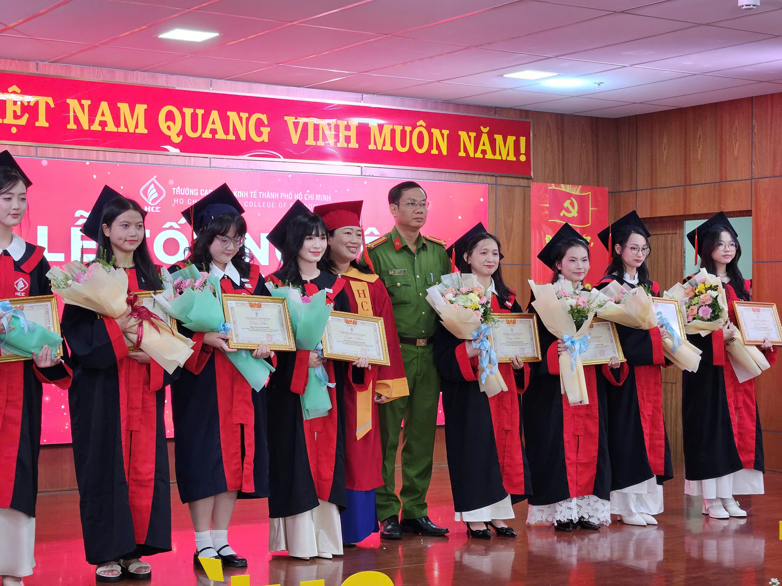 Người học vượt, người học muộn, 2 tân cử nhân "chiếm sóng" vì thành tích ấn tượng - Ảnh 2.