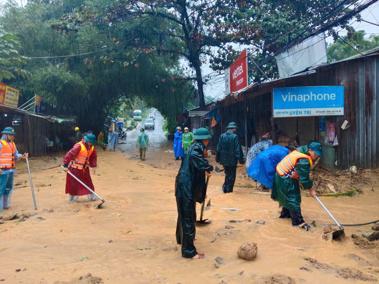 Quân khu 5 thành lập đoàn công tác ứng phó mưa lũ tại xã Trà My- TP Đà Nẵng - Ảnh 2.