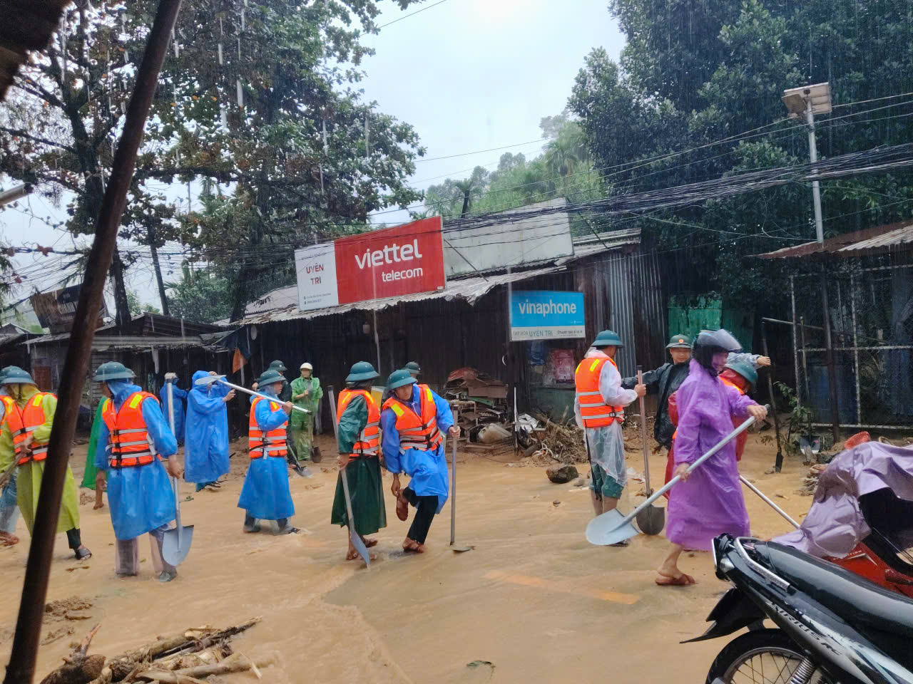 Quân khu 5 thành lập đoàn công tác ứng phó mưa lũ tại xã Trà My- TP Đà Nẵng - Ảnh 3.