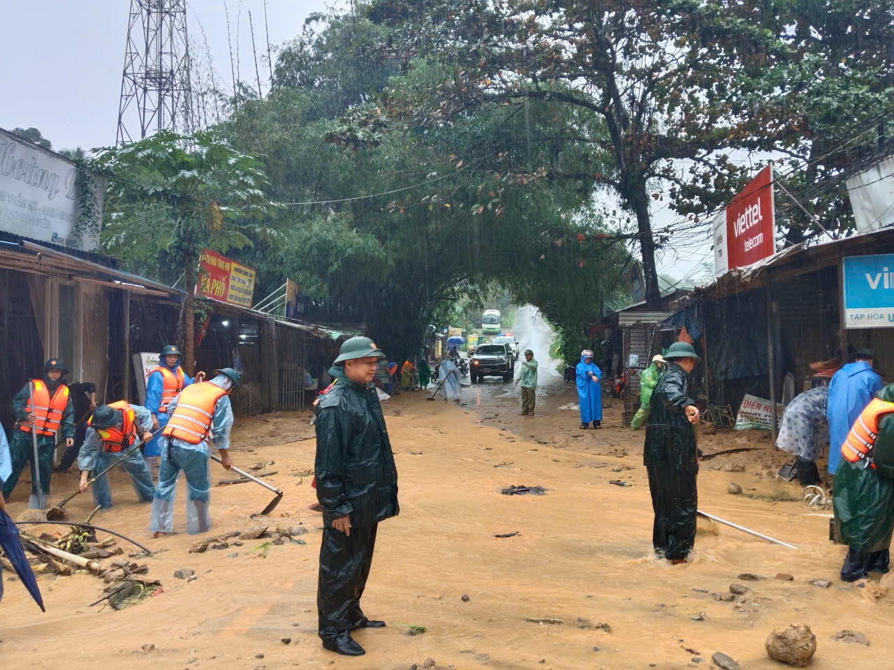 Quân khu 5 thành lập đoàn công tác ứng phó mưa lũ tại xã Trà My- TP Đà Nẵng - Ảnh 4.