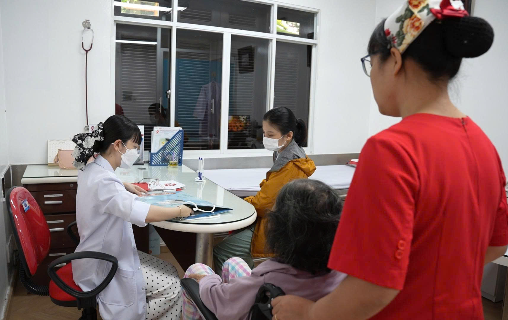 Đau nhức, người phụ nữ tưởng bị bệnh xương khớp bất ngờ khi bác sĩ chẩn đoán - Ảnh 2.
