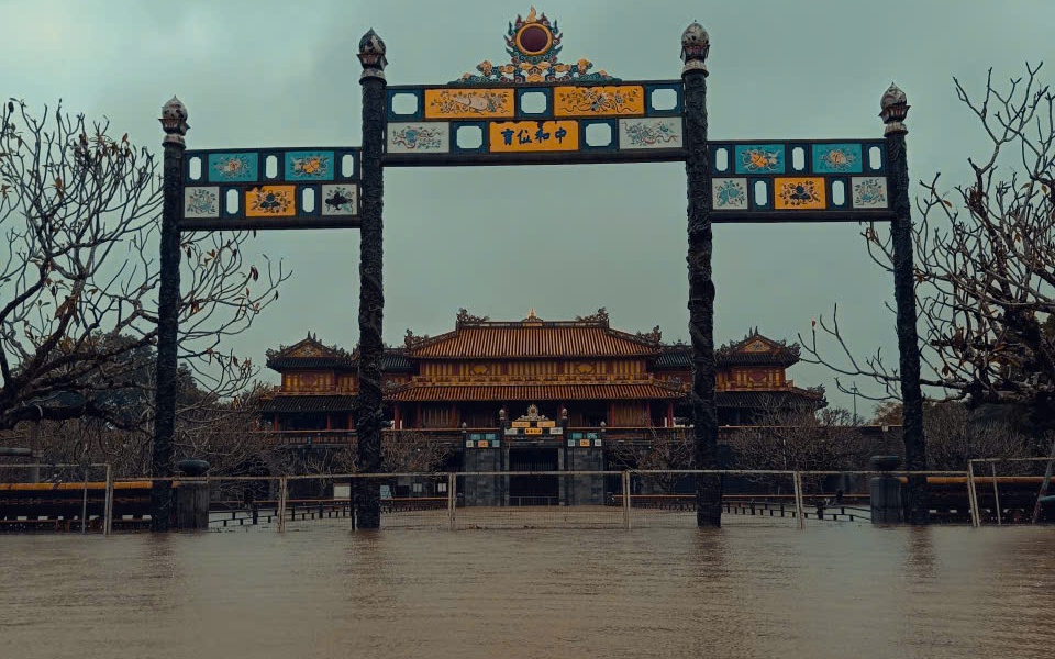 Thủ tướng chỉ đạo ứng phó khẩn cấp mưa lũ Trung Bộ , cứu trợ nhân dân - Ảnh 2. Thủ tướng chỉ đạo ứng phó khẩn cấp mưa lũ Trung Bộ , cứu trợ nhân dân - Ảnh 2.