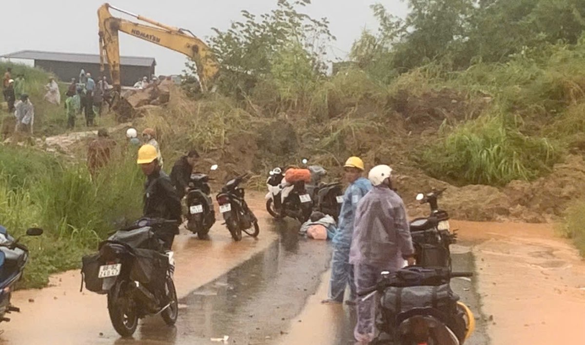 Sạt lở nghiêm trọng trên QL28B (Đèo Đại Ninh), giao thông tê liệt - Ảnh 1.
