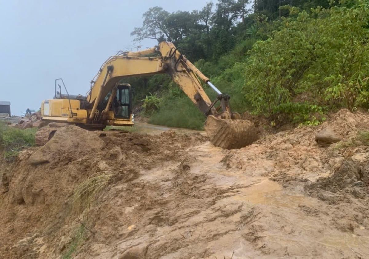 Sạt lở nghiêm trọng trên QL28B (Đèo Đại Ninh), giao thông tê liệt - Ảnh 2.