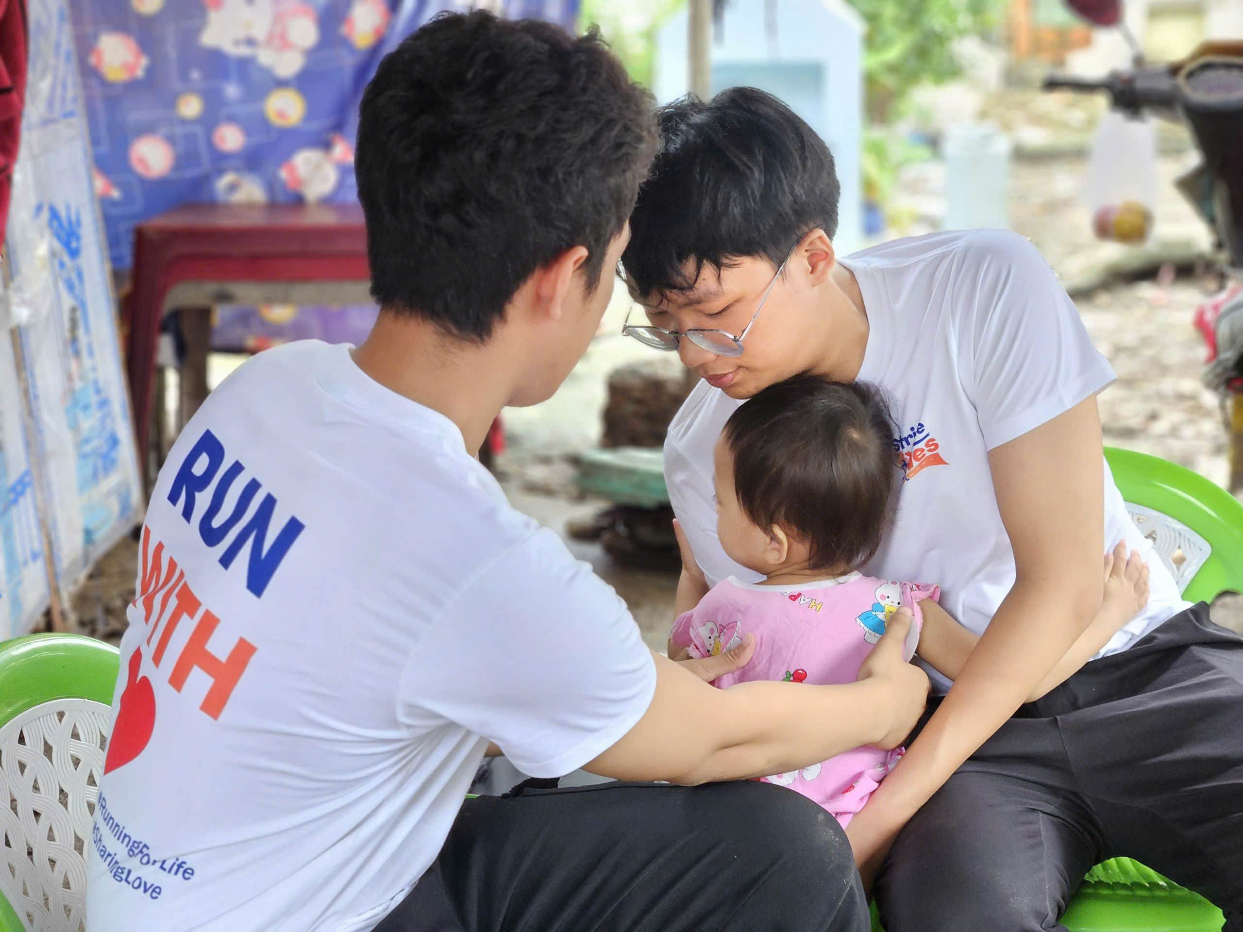 Nhóm học sinh tổ chức giải chạy, quyên góp tiền cho 3 em nhỏ mồ côi  - Ảnh 1.