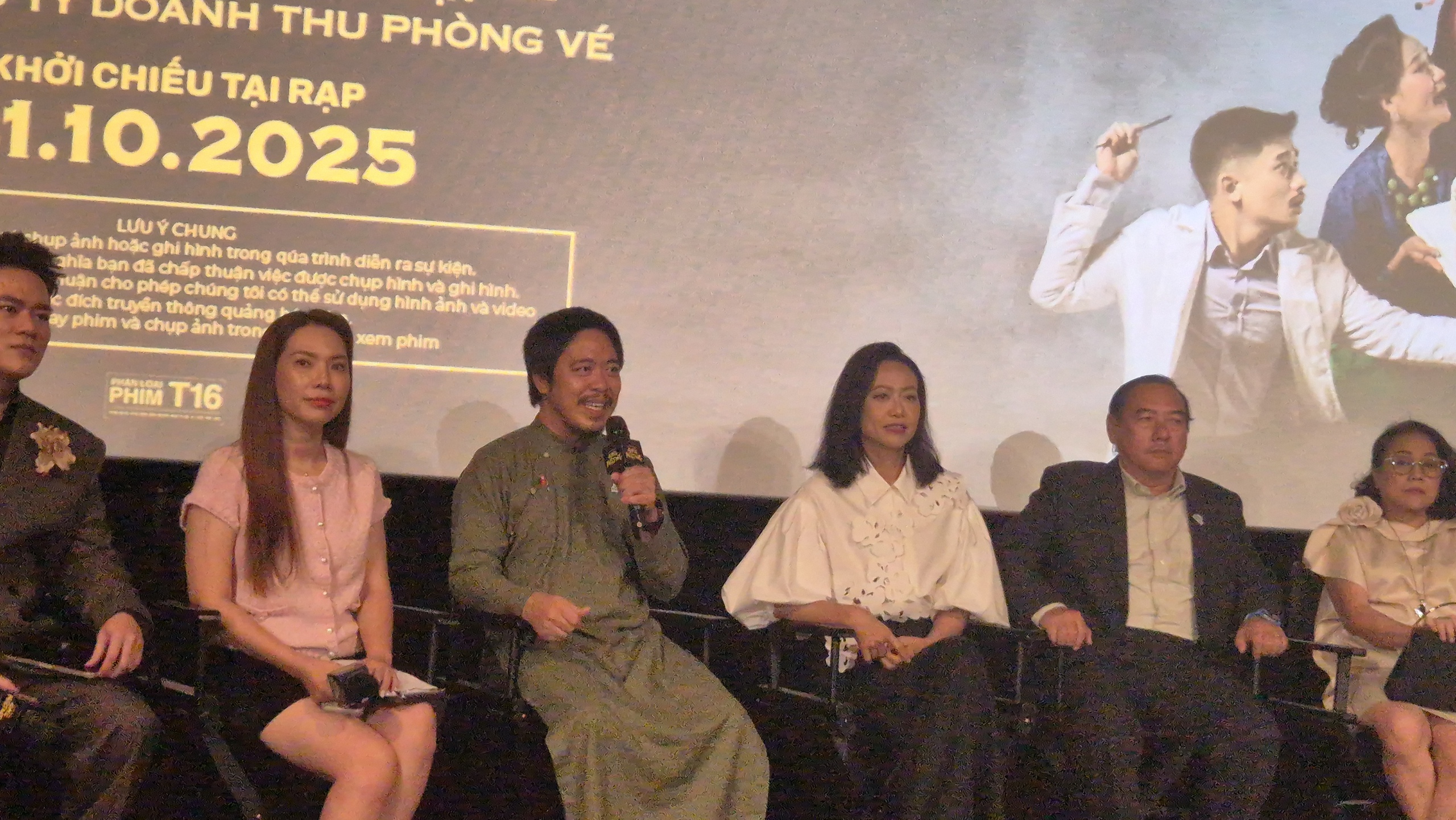 Nghệ sĩ Ái Như thấy thú vị khi nằm trong quan tài - Ảnh 2.