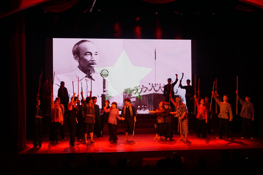 Những dấu ấn đậm nét, khơi gợi niềm tự hào dân tộc - Ảnh 3. Những dấu ấn đậm nét, khơi gợi niềm tự hào dân tộc - Ảnh 3.