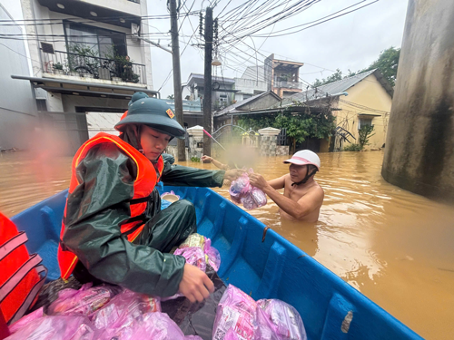 Miền Trung thiệt hại nặng do mưa lũ, sạt lở khắp nơi - Ảnh 3. Miền Trung thiệt hại nặng do mưa lũ, sạt lở khắp nơi - Ảnh 3.