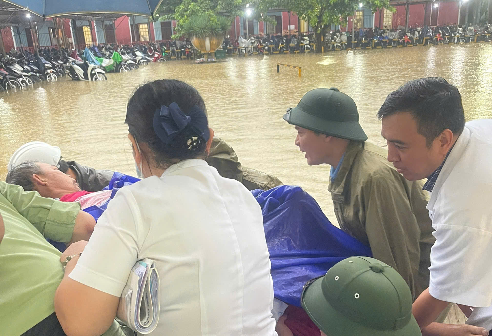 Bộ Y tế yêu cầu ứng phó khẩn cấp mưa lũ tại miền Trung - Ảnh 1.