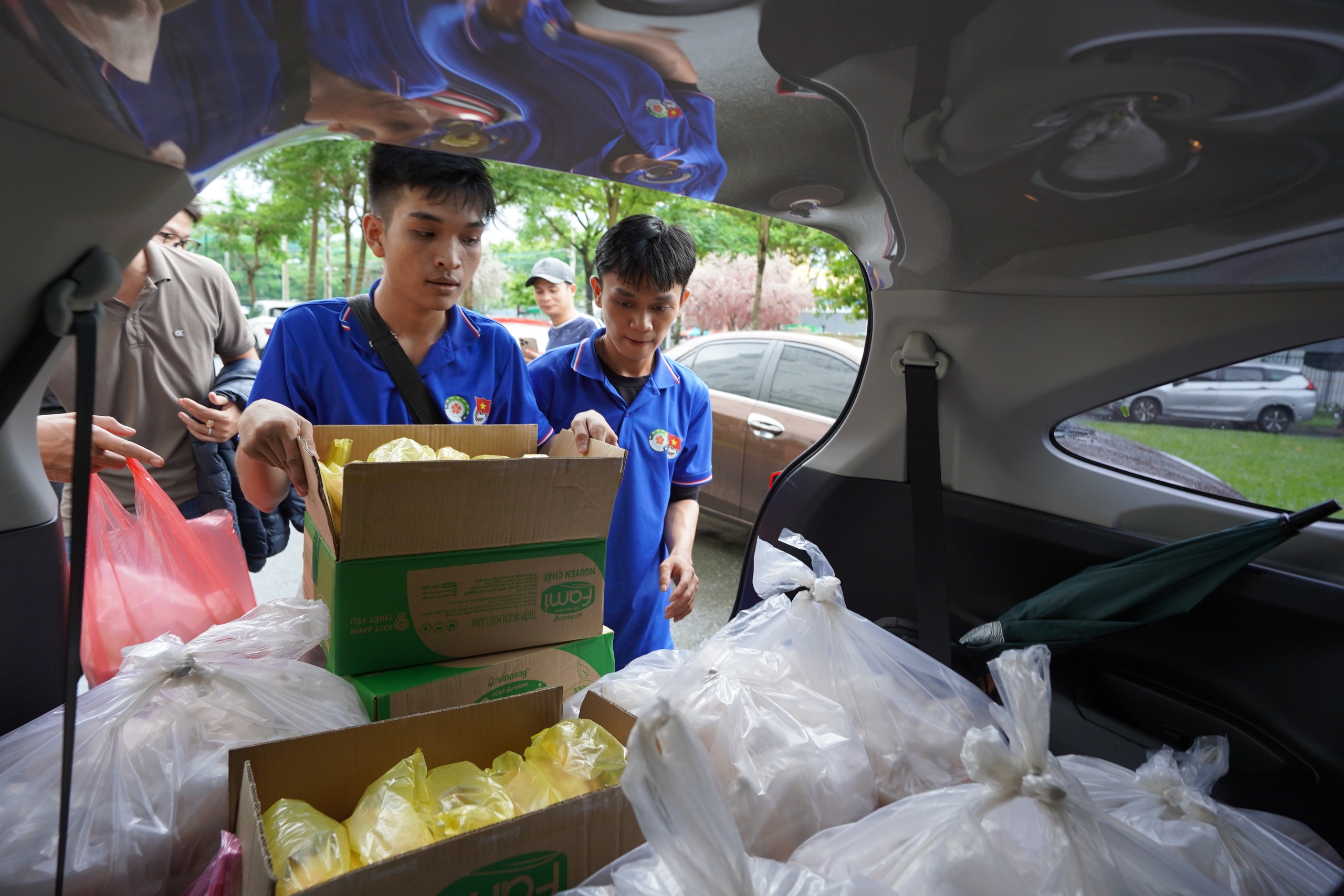 Sinh viên Đà Nẵng nấu hàng trăm suất ăn gửi đồng bào vùng rốn lũ - Ảnh 3. Sinh viên Đà Nẵng nấu hàng trăm suất ăn gửi đồng bào vùng rốn lũ - Ảnh 3.