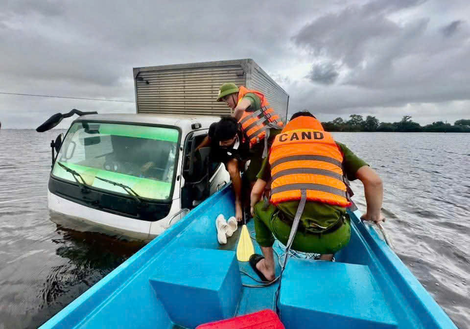 Công an cứu tài xế xe tải mắc kẹt giữa dòng nước lũ nguy hiểm - Ảnh 2. Công an cứu tài xế xe tải mắc kẹt giữa dòng nước lũ nguy hiểm - Ảnh 2.