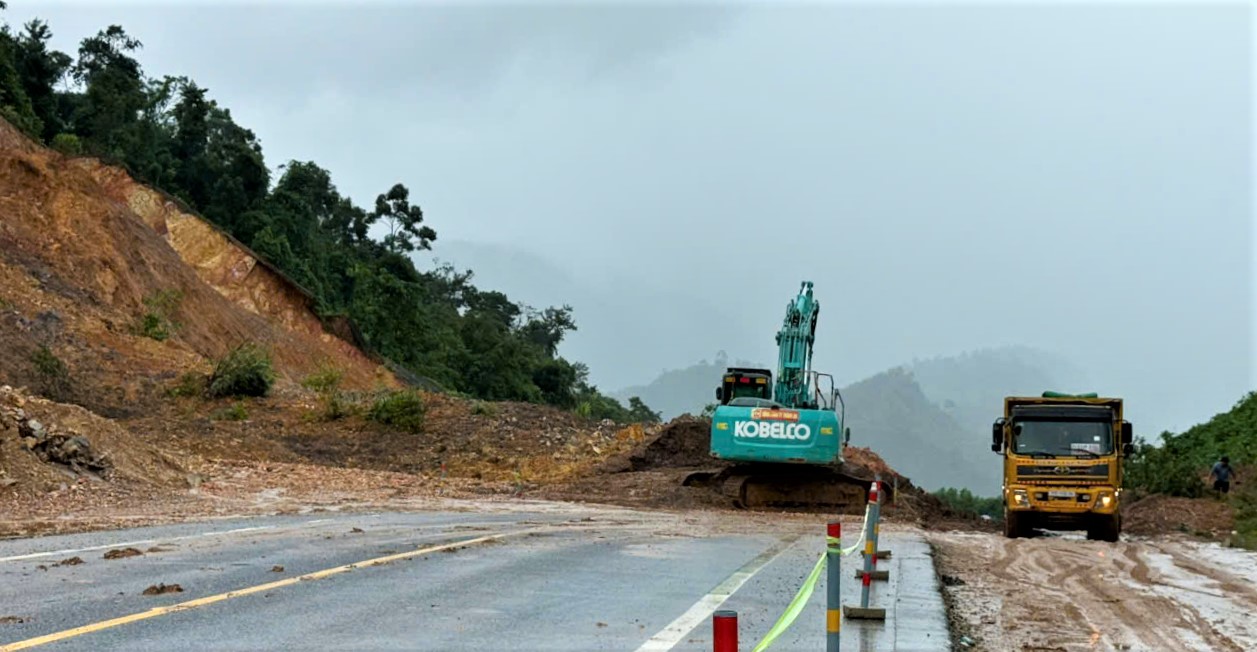 Sạt lở cao tốc La Sơn - hòa Liên gây nguy hiểm nghiêm trọng cho giao thông - Ảnh 2. Sạt lở cao tốc La Sơn - hòa Liên gây nguy hiểm nghiêm trọng cho giao thông - Ảnh 2.