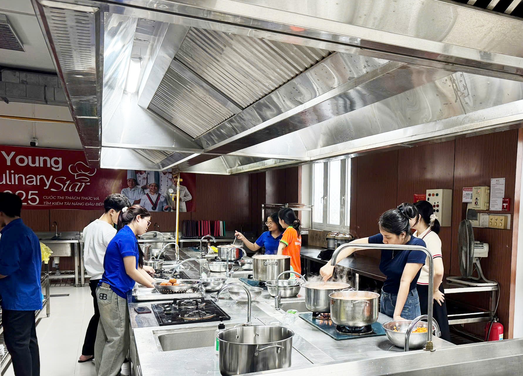 Sinh viên Đà Nẵng nấu hàng trăm suất ăn gửi đồng bào vùng rốn lũ - Ảnh 1. Sinh viên Đà Nẵng nấu hàng trăm suất ăn gửi đồng bào vùng rốn lũ - Ảnh 1.