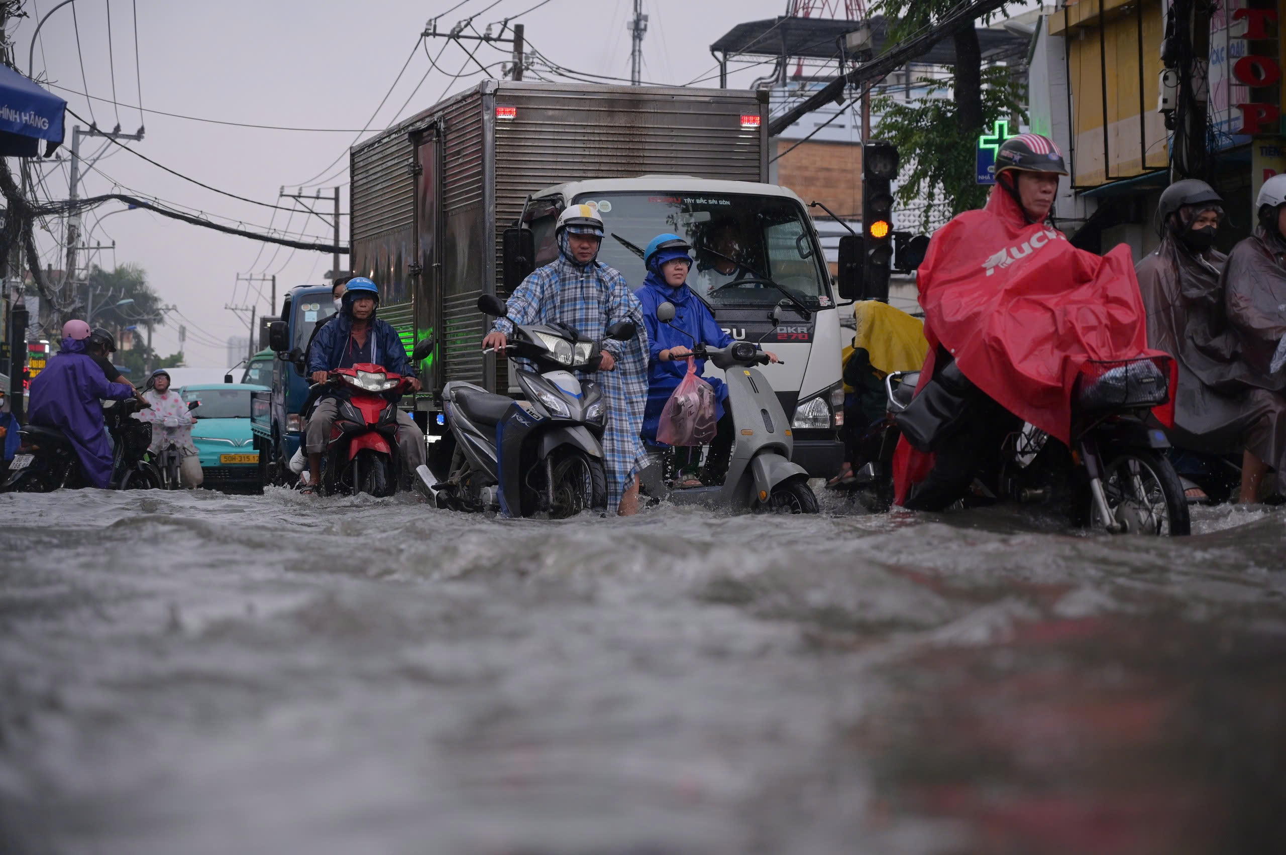 Mùa mưa ở TPHCM: Nên mặc áo mưa bộ, hạn chế đi gần xe lớn - Ảnh 1.