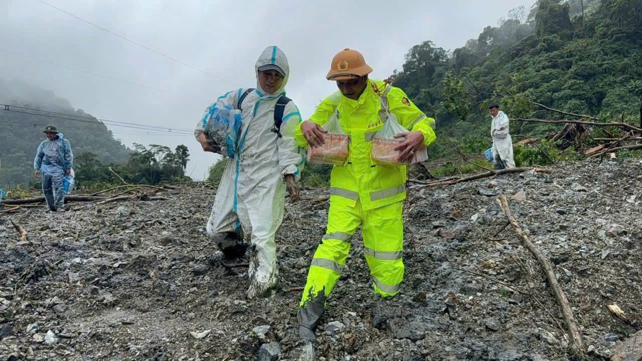 Dùng thiết bị bay mang lương thực tiếp tế cho tài xế bị mắc kẹt đèo Lò Xo - Ảnh 2.