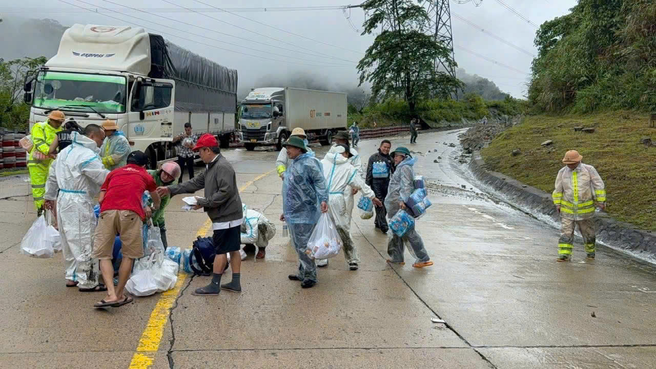 Dùng thiết bị bay mang lương thực tiếp tế cho tài xế bị mắc kẹt đèo Lò Xo - Ảnh 3.
