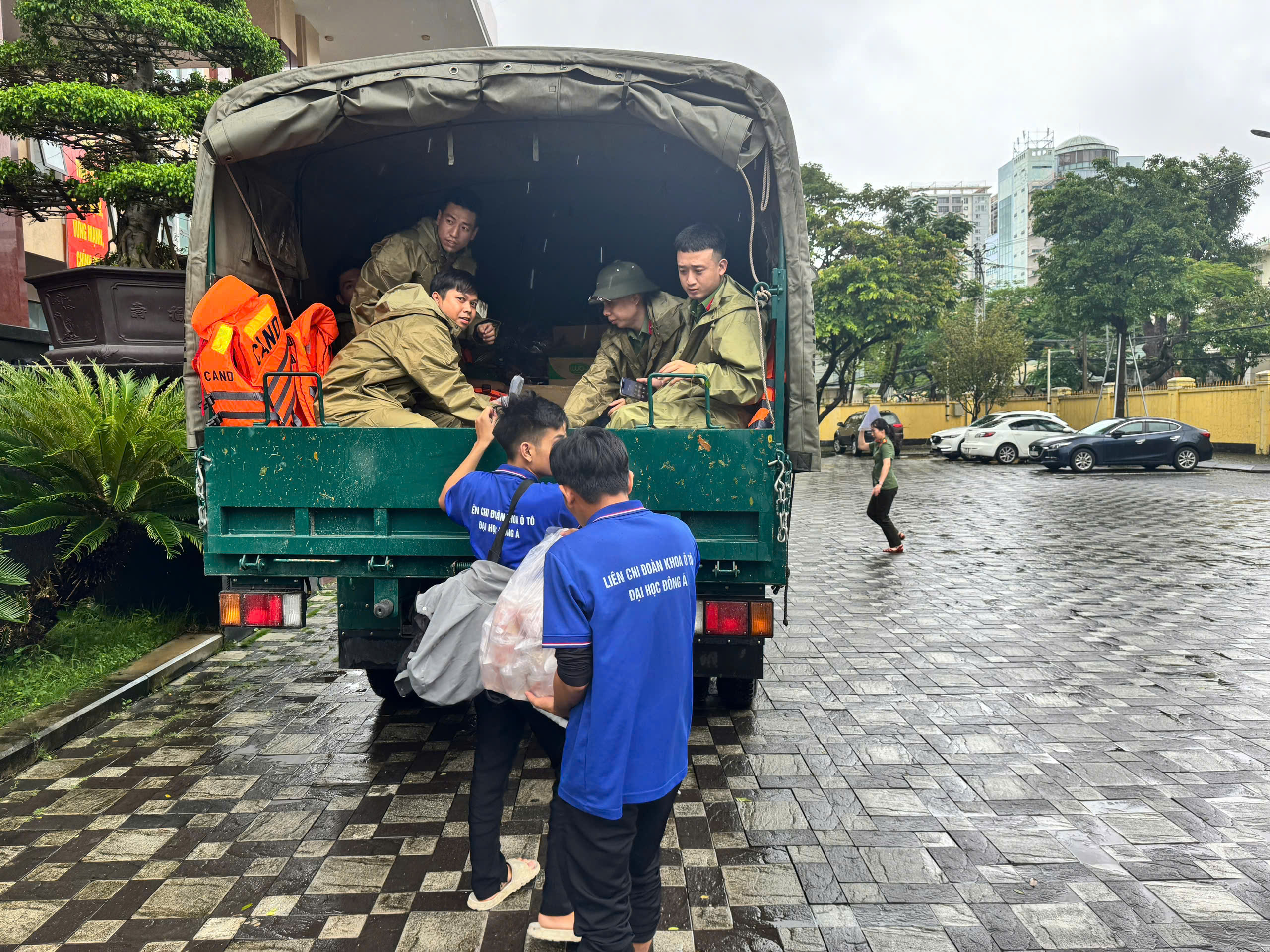 Sinh viên Đà Nẵng nấu hàng trăm suất ăn gửi đồng bào vùng rốn lũ - Ảnh 4. Sinh viên Đà Nẵng nấu hàng trăm suất ăn gửi đồng bào vùng rốn lũ - Ảnh 4.