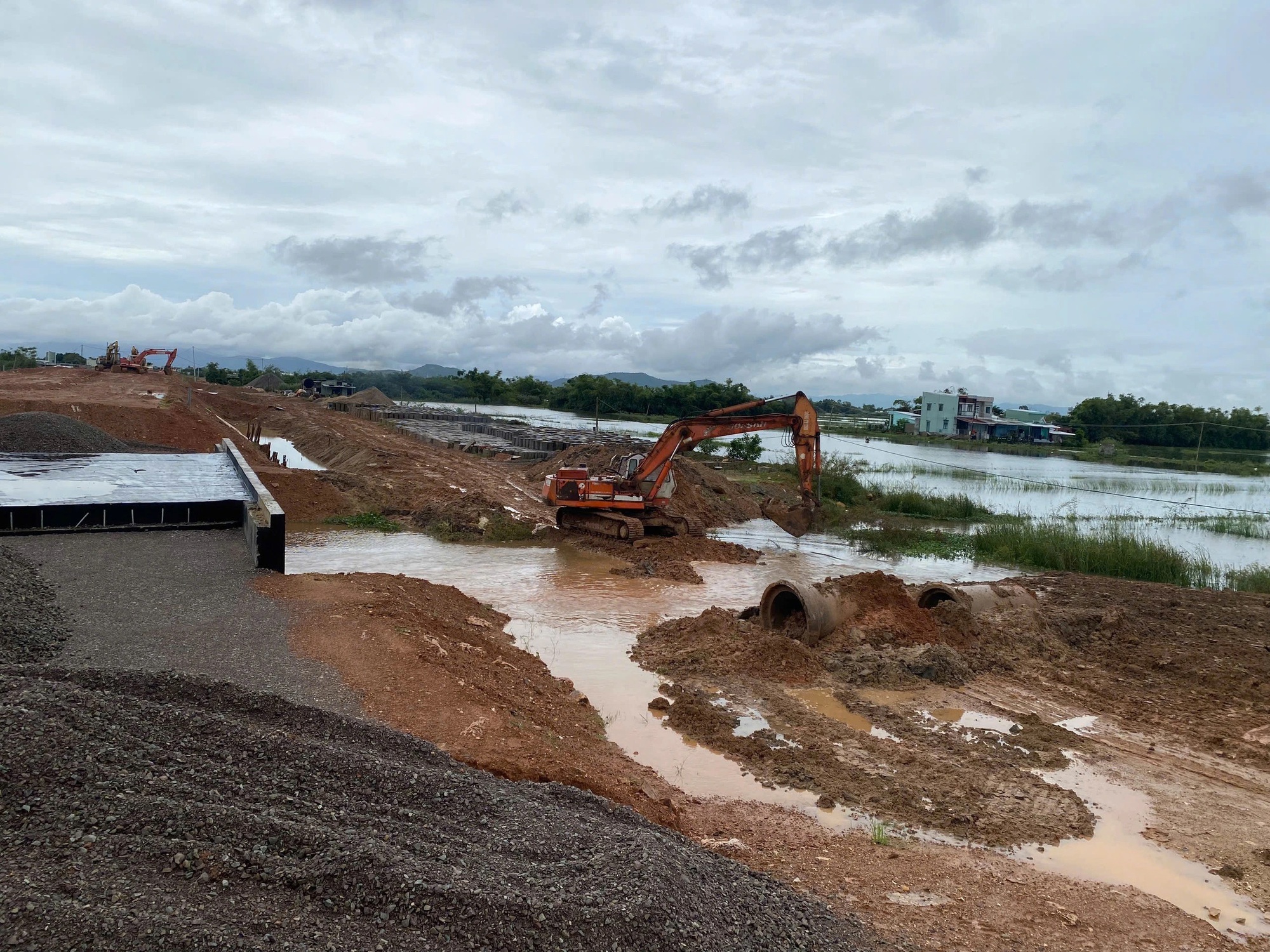 Gia Lai yêu cầu khẩn trương tháo dỡ đường công vụ cản trở thoát lũ - Ảnh 1. Gia Lai yêu cầu khẩn trương tháo dỡ đường công vụ cản trở thoát lũ - Ảnh 1.