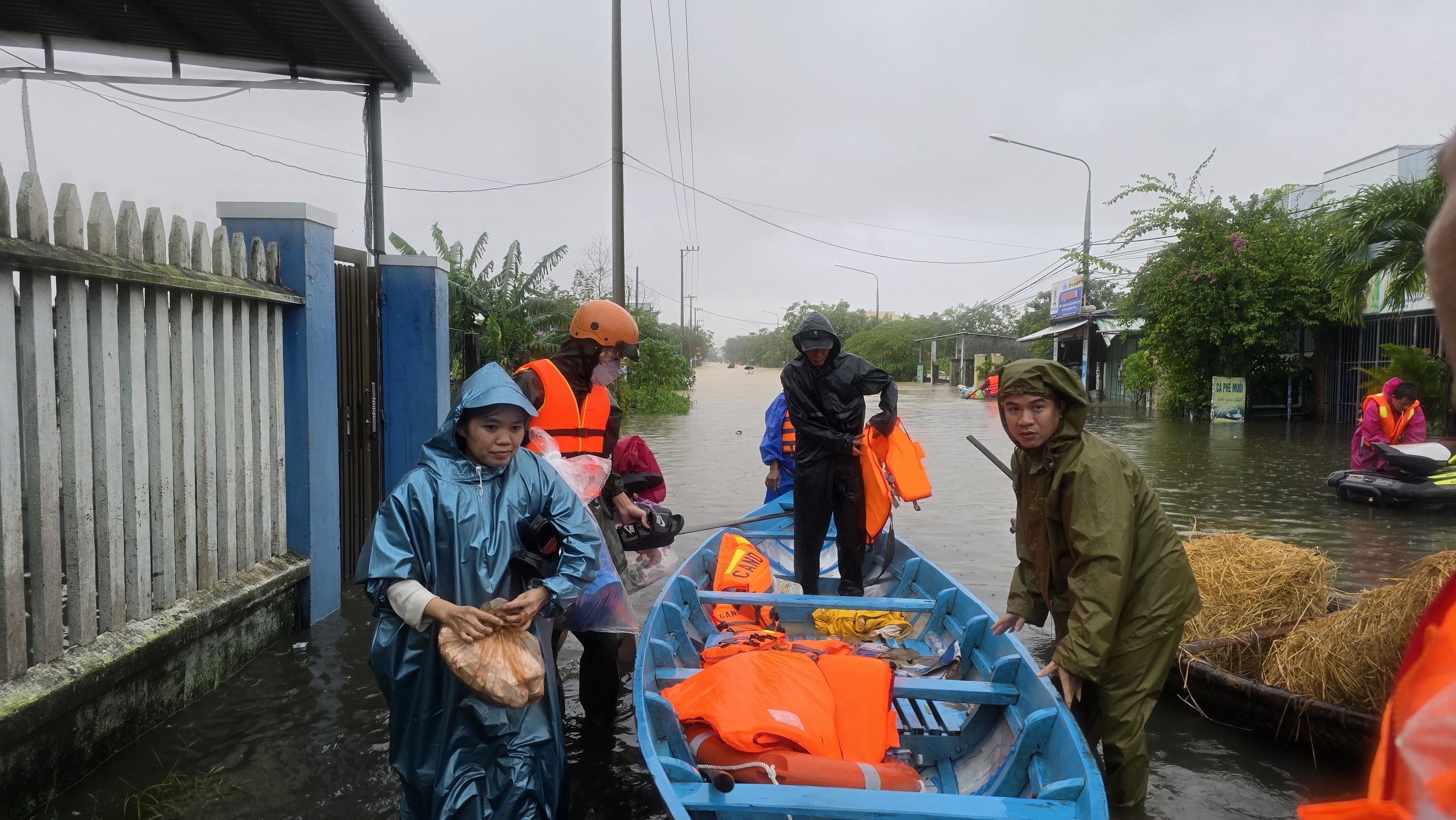 Đà Nẵng mưa lũ gây cô lập 10 xã người dân cùng nhau chi viện thực phẩm - Ảnh 2. Đà Nẵng mưa lũ gây cô lập 10 xã người dân cùng nhau chi viện thực phẩm - Ảnh 2.