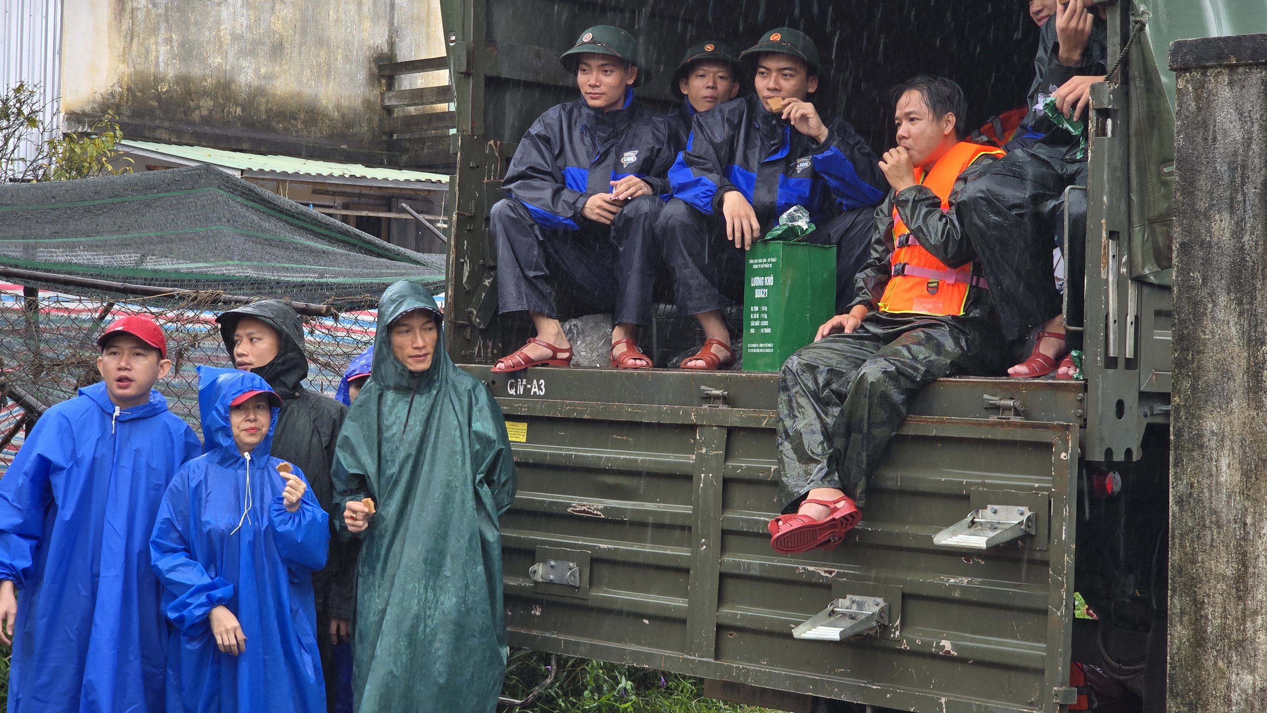 Đà Nẵng mưa lũ gây cô lập 10 xã người dân cùng nhau chi viện thực phẩm - Ảnh 13. Đà Nẵng mưa lũ gây cô lập 10 xã người dân cùng nhau chi viện thực phẩm - Ảnh 13.