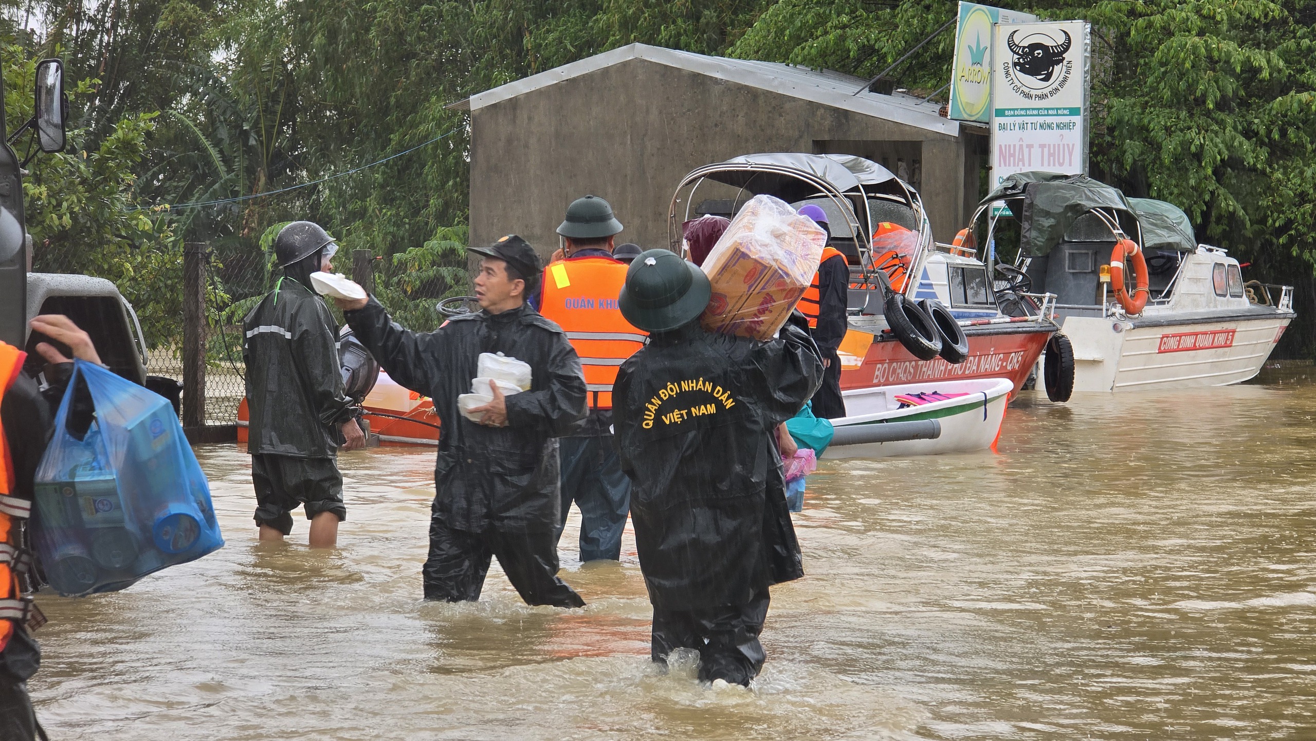 Đà Nẵng mưa lũ gây cô lập 10 xã người dân cùng nhau chi viện thực phẩm - Ảnh 11. Đà Nẵng mưa lũ gây cô lập 10 xã người dân cùng nhau chi viện thực phẩm - Ảnh 11.