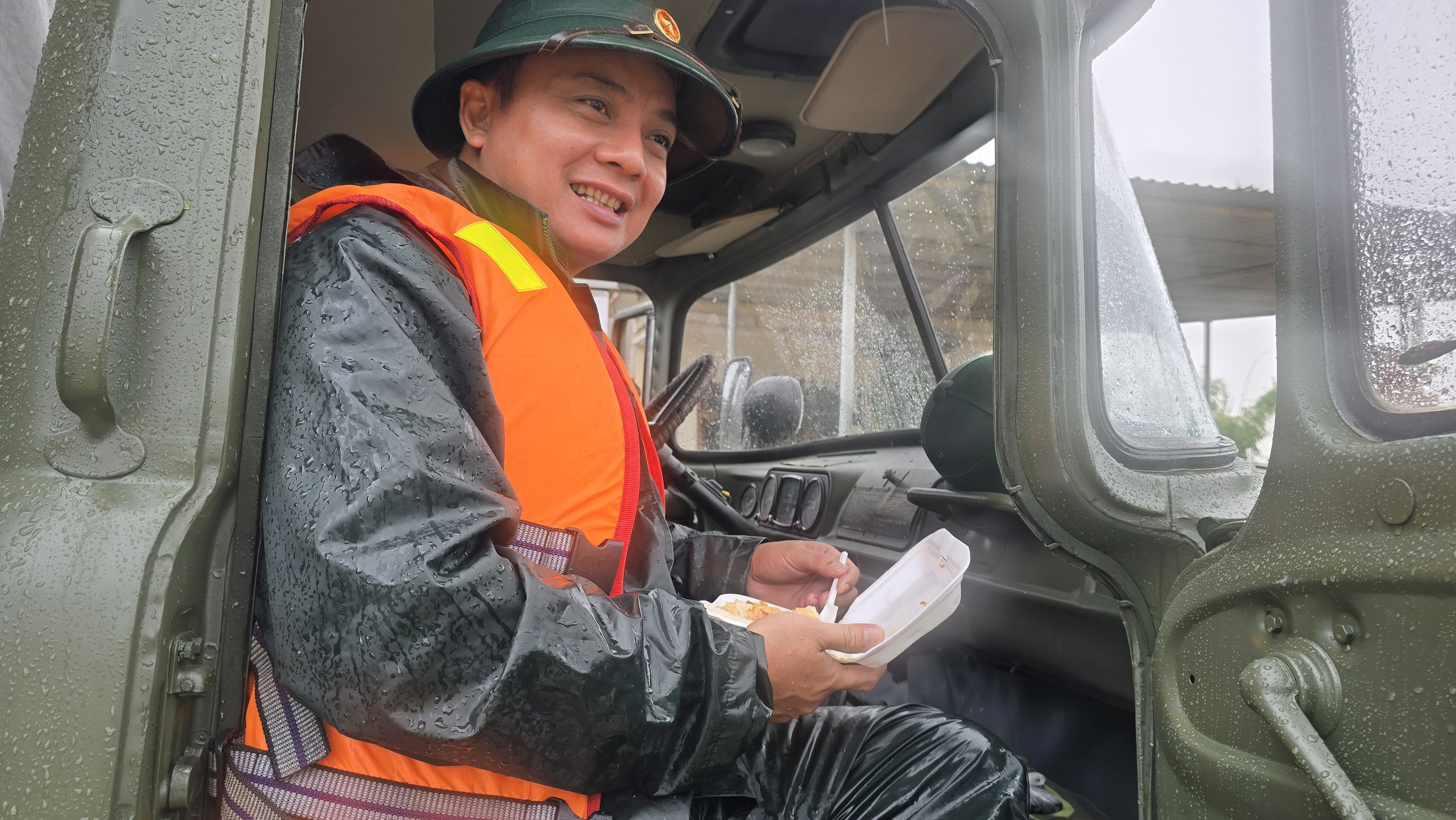 Đà Nẵng mưa lũ gây cô lập 10 xã người dân cùng nhau chi viện thực phẩm - Ảnh 12. Đà Nẵng mưa lũ gây cô lập 10 xã người dân cùng nhau chi viện thực phẩm - Ảnh 12.