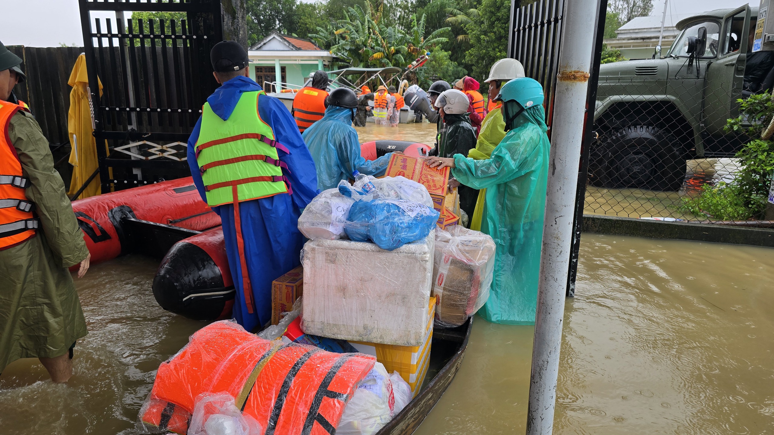 Đà Nẵng mưa lũ gây cô lập 10 xã người dân cùng nhau chi viện thực phẩm - Ảnh 10. Đà Nẵng mưa lũ gây cô lập 10 xã người dân cùng nhau chi viện thực phẩm - Ảnh 10.