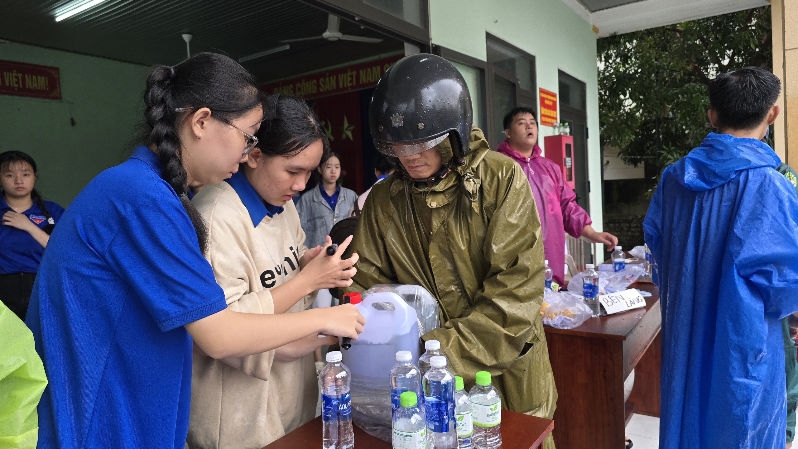 Đà Nẵng mưa lũ gây cô lập 10 xã người dân cùng nhau chi viện thực phẩm - Ảnh 5. Đà Nẵng mưa lũ gây cô lập 10 xã người dân cùng nhau chi viện thực phẩm - Ảnh 5.