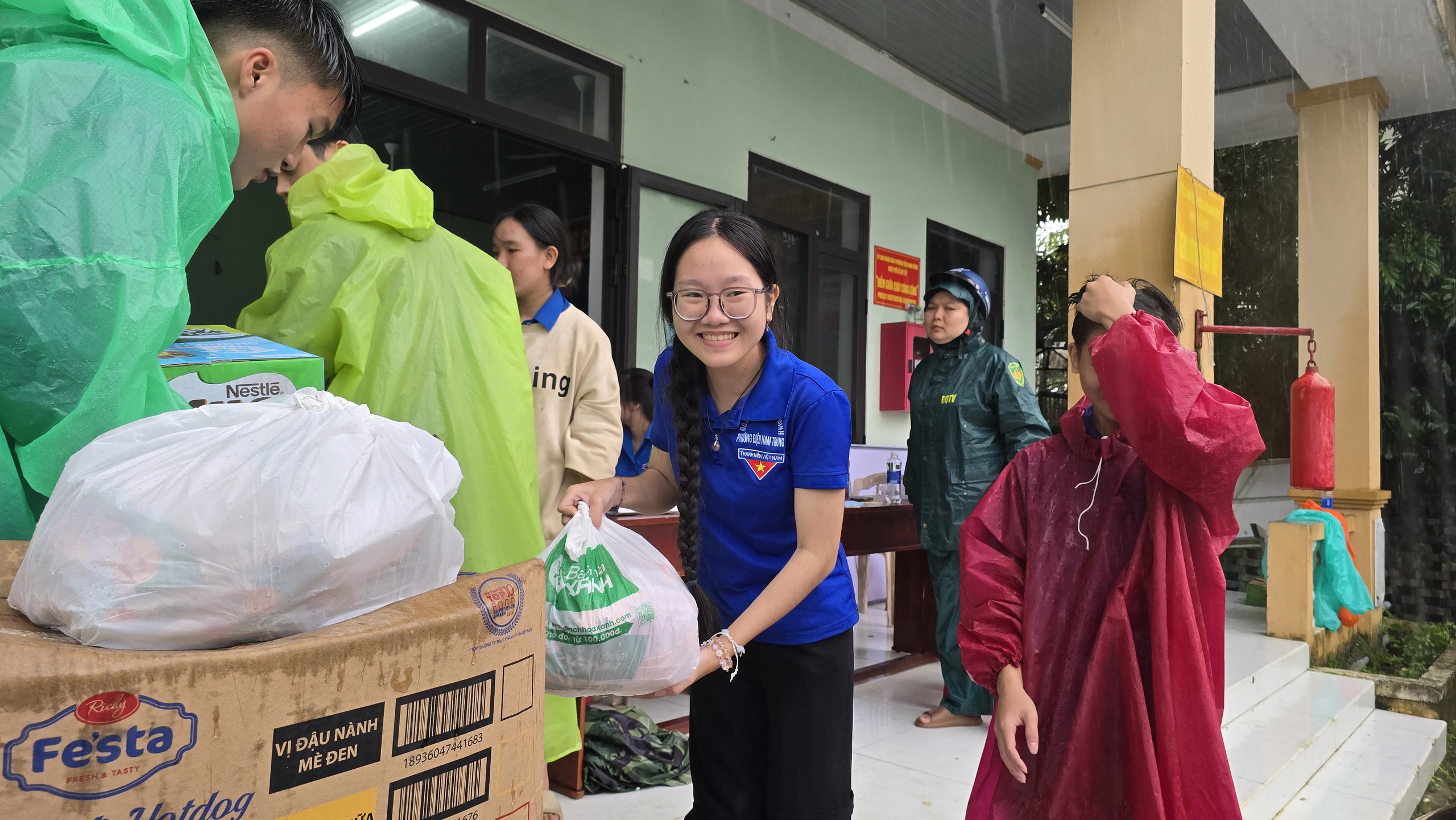 Đà Nẵng mưa lũ gây cô lập 10 xã người dân cùng nhau chi viện thực phẩm - Ảnh 9. Đà Nẵng mưa lũ gây cô lập 10 xã người dân cùng nhau chi viện thực phẩm - Ảnh 9.