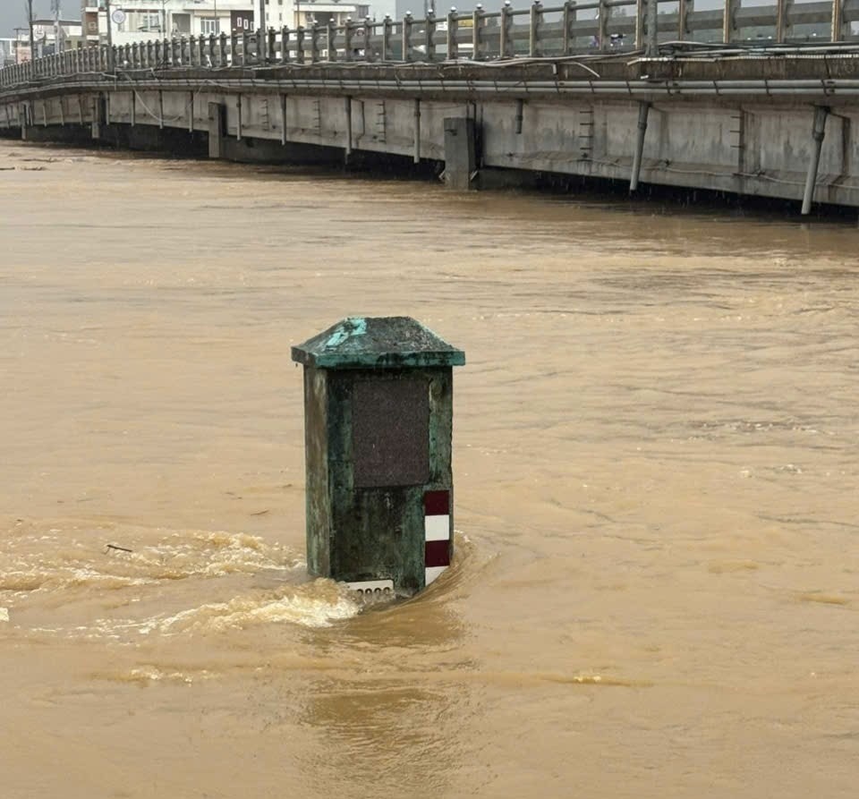 Quảng Ngãi đang nỗ lực giải cứu nhiều người dân mắc kẹt trên sông Trà Khúc - Ảnh 3.