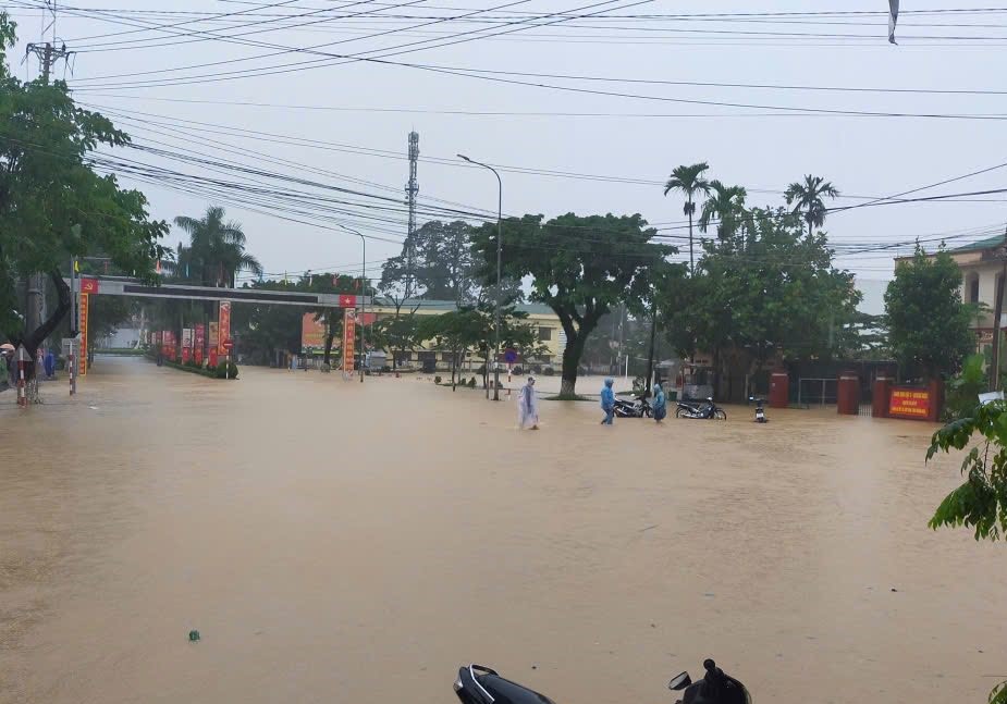 Đèo Lò Xo tiếp tục sạt lở, cô lập hàng chục tài xế - Ảnh 3.