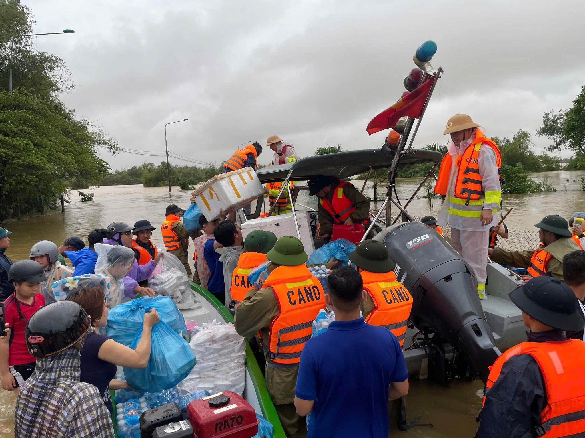 Đà Nẵng khẩn trương cứu hộ 10 xã bị cô lập do mưa lũ - Ảnh 5. Đà Nẵng khẩn trương cứu hộ 10 xã bị cô lập do mưa lũ - Ảnh 5.