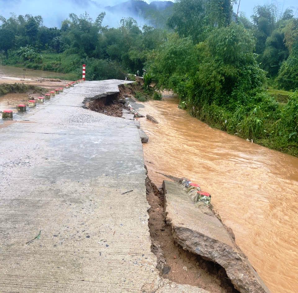 Khẩn cấp ngăn chặn lũ tràn vào trung tâm Quảng Ngãi - Ảnh 5.